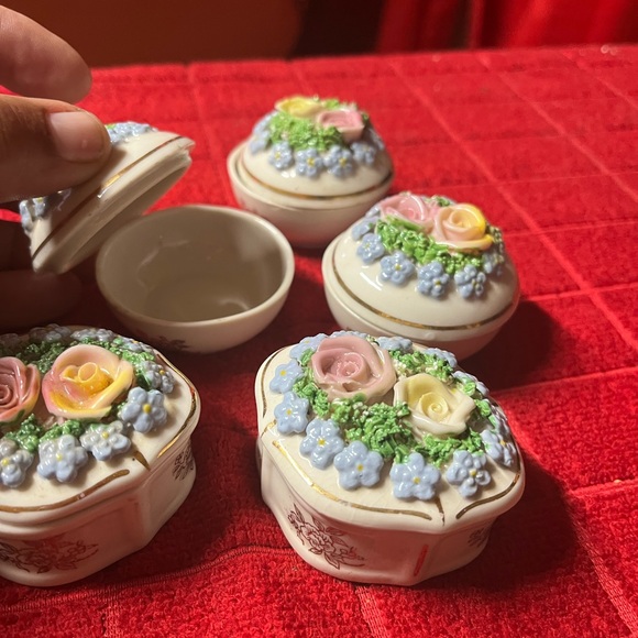 Beautiful ceramic littles pots - Picture 1 of 3